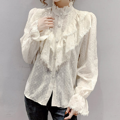 Hochgeschlossenes Hemd mit Rüschenspitze und Knopfleiste