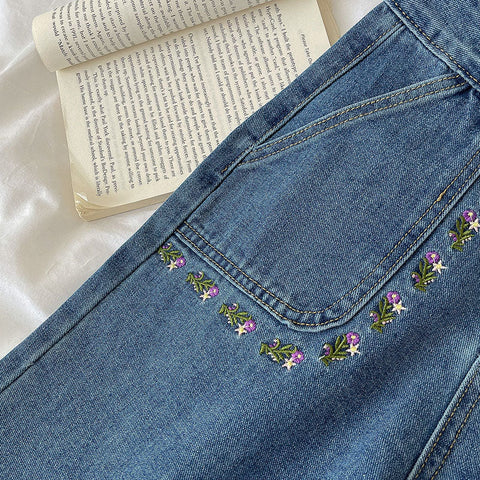 Retro-Jeans mit Blumenmuster und Taschen in Amethyst