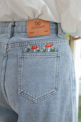 Jeans mom con bordado de hongos