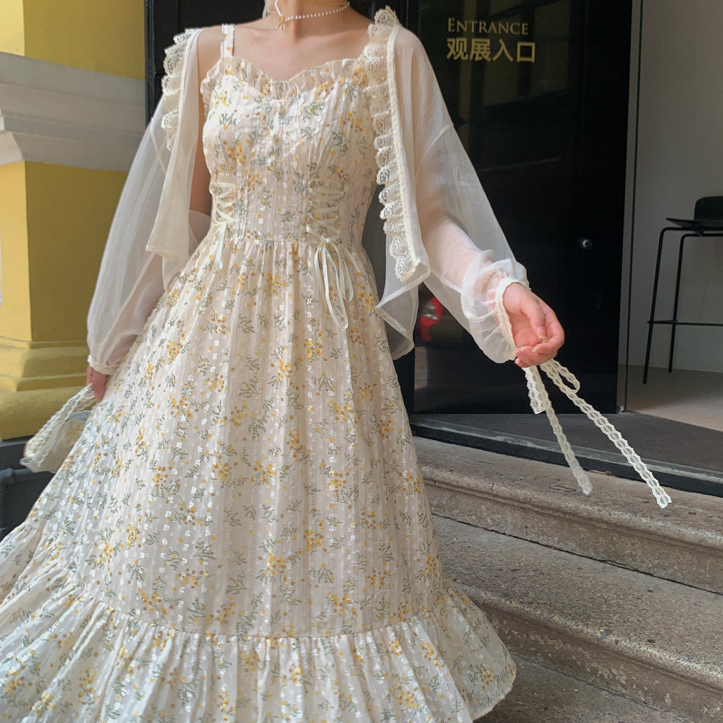 Vestido midi con encaje y estampado floral