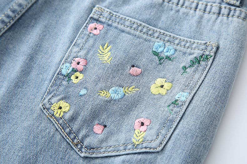 Jeans mit Peek-A-Boo-Stickerei 