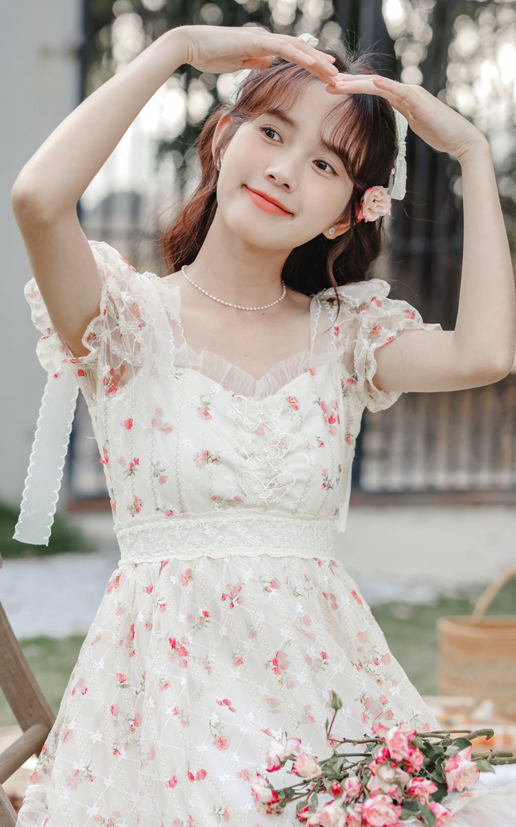 Vestido mini con enagua de rosas delicadas