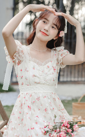 Vestido mini con enagua de rosas delicadas