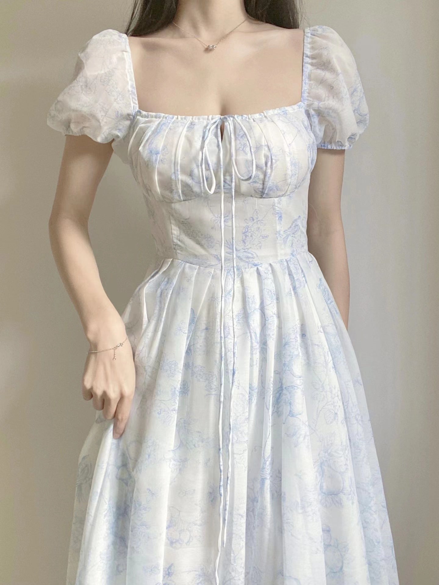 Vestido midi con diseño de boceto de porcelana