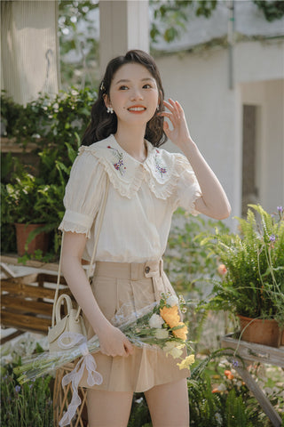 Blusa bordada con flores silvestres