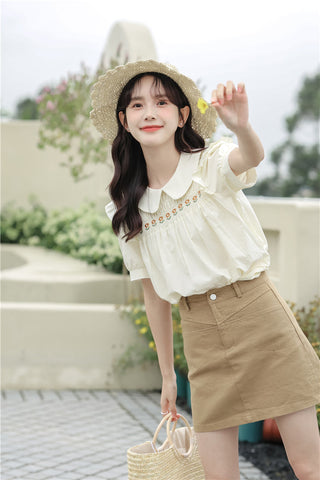 Blusa de manga corta con cadena de margaritas