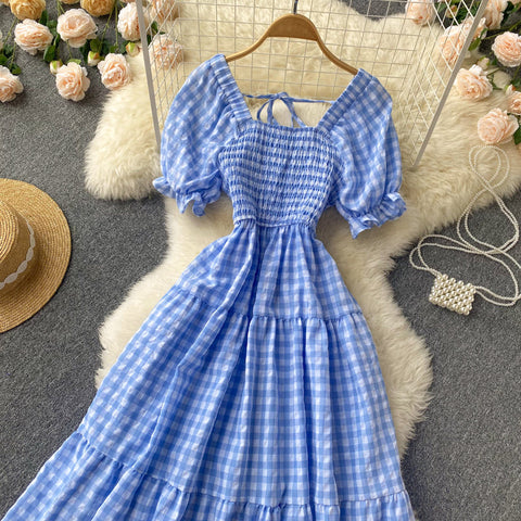 Vestido de cuadros vichy con mangas abullonadas y capas