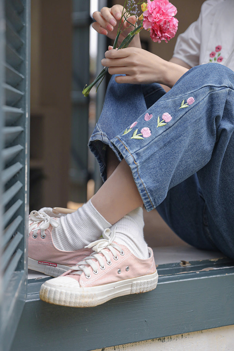 Jeans mit Tulpenspitzen-Stickerei