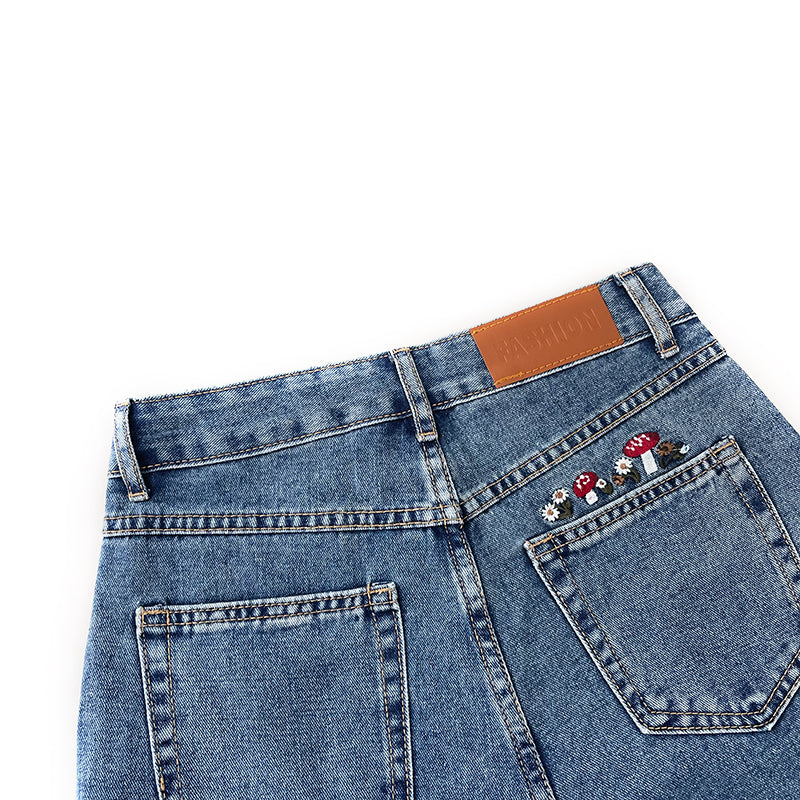 Jeans mom con bordado de hongos