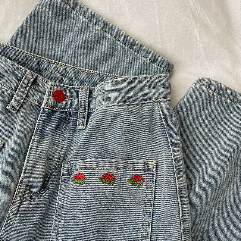 Jeans mit Rosen-Stickerei