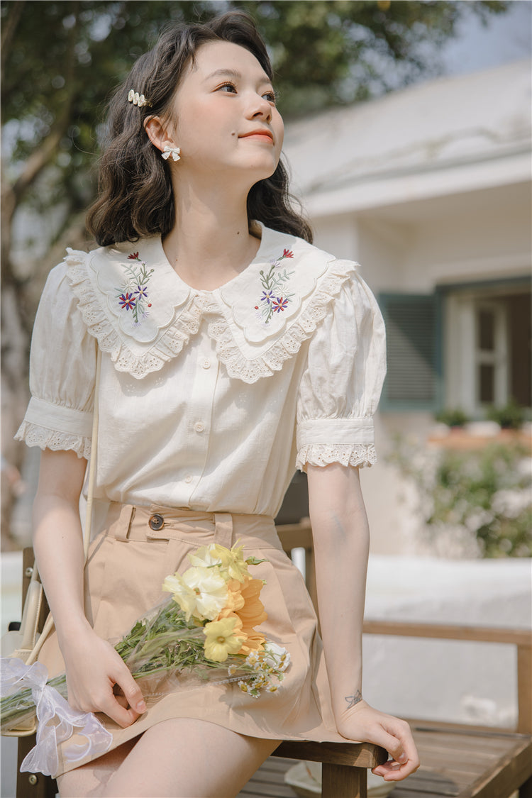 Blusa bordada con flores silvestres