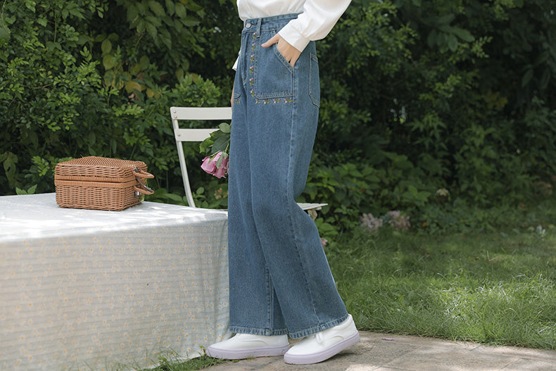 Retro-Jeans mit Blumenmuster und Taschen in Amethyst