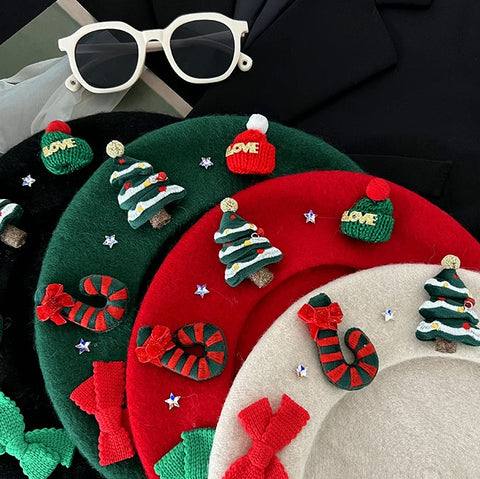 Boina con amuletos navideños