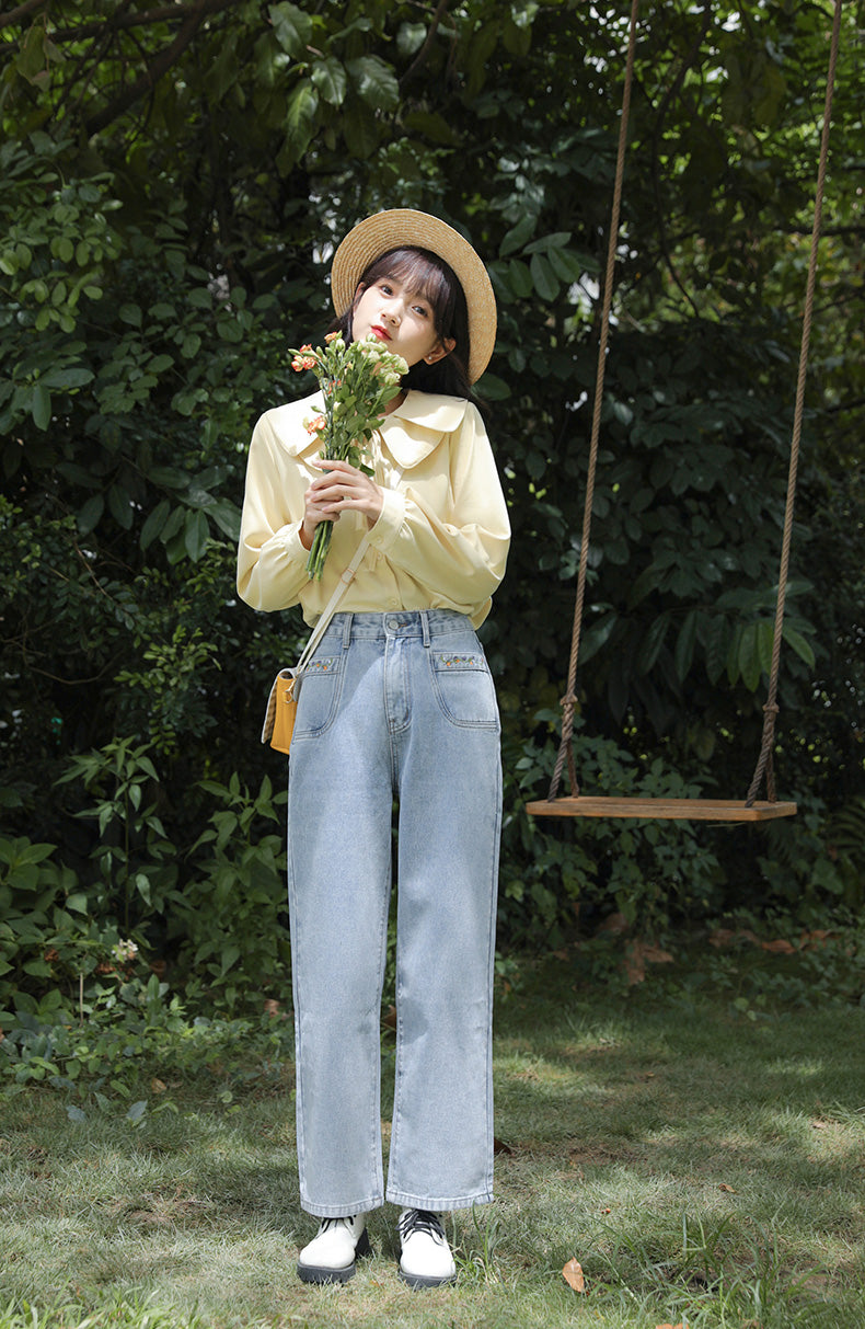 Vaqueros con enredaderas de flores bordadas