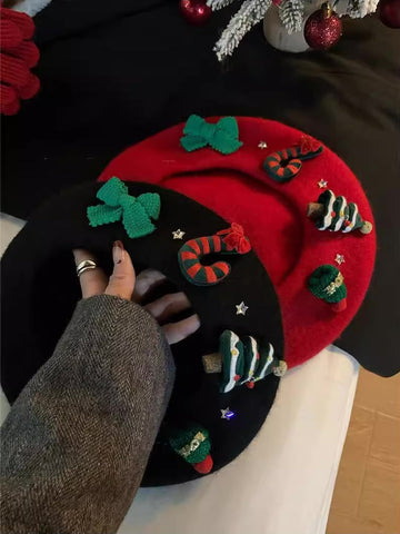 Boina con amuletos navideños