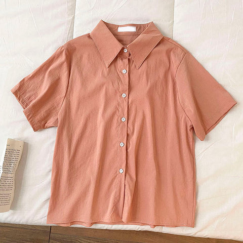 Camisa con botones de caramelo