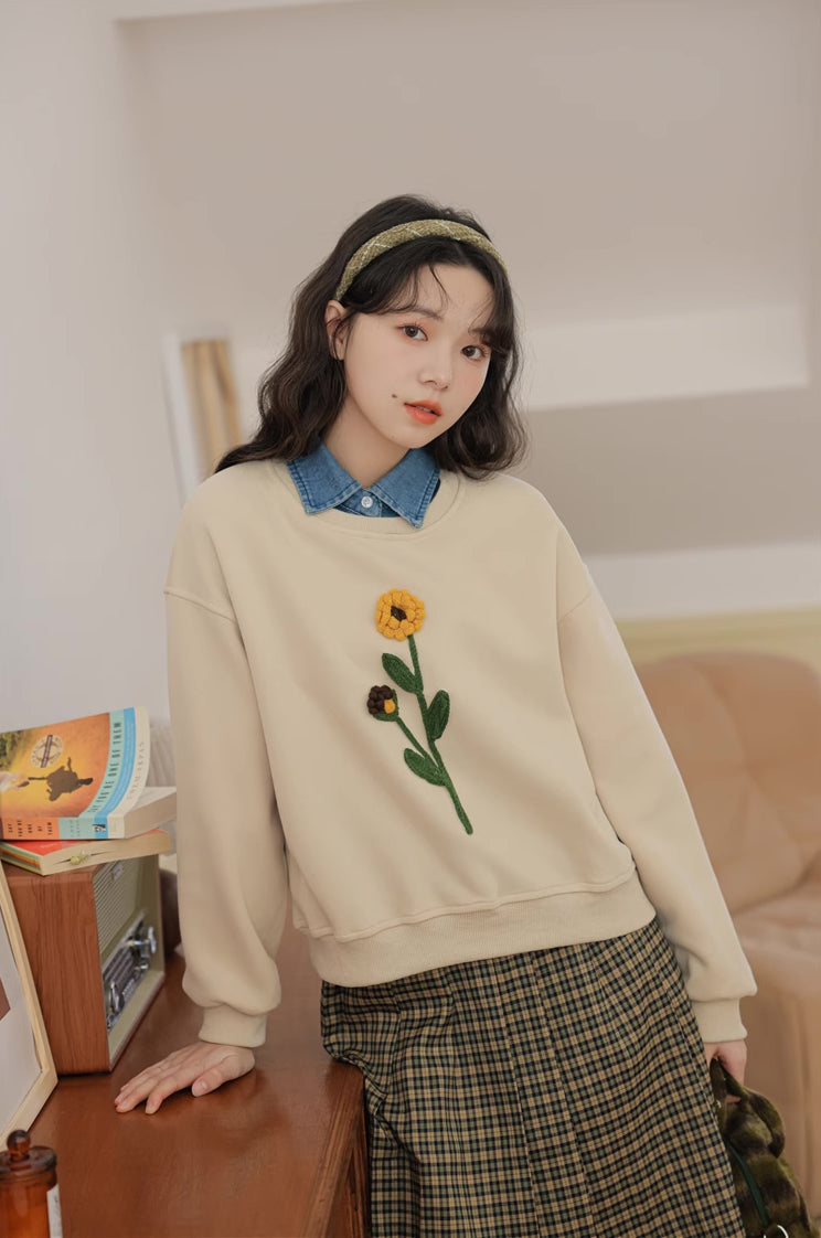 Sudadera con pompones y flores silvestres