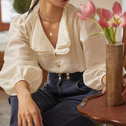 Blusa de satén con cuello de perla