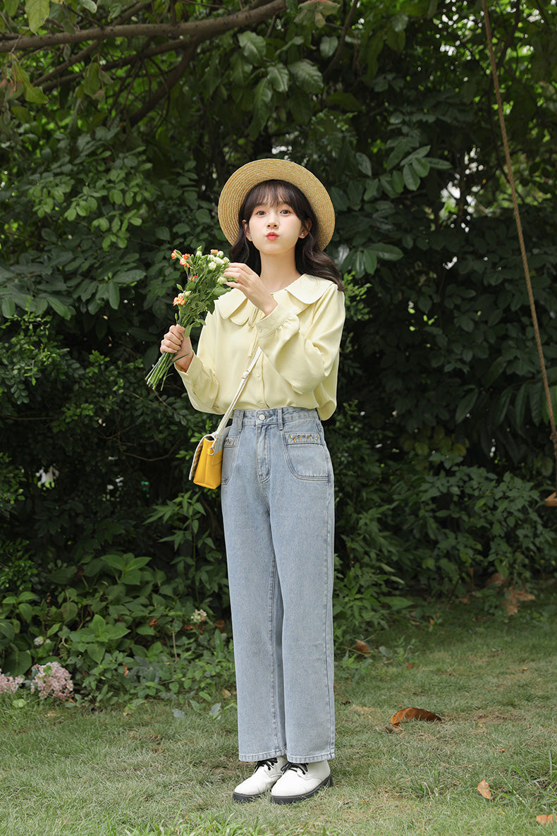 Vaqueros con enredaderas de flores bordadas