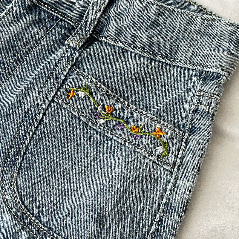 Jeans mit Blumenrankenstickerei