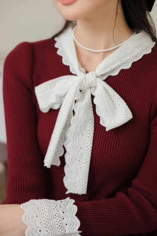 Midi-Pulloverkleid mit Spitzenbesatz