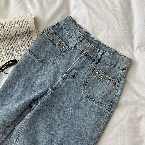 Jeans mit Blumenrankenstickerei