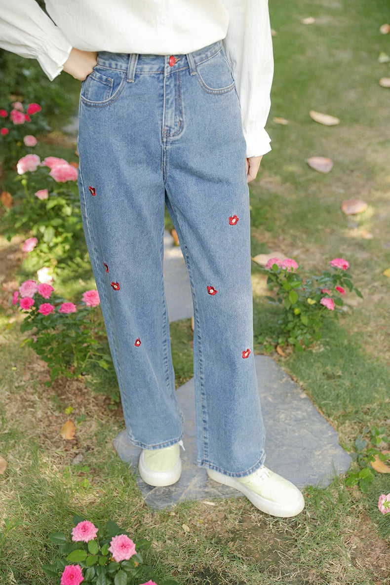 Jeans mit aufgestickten Gänseblümchen