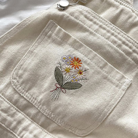 Kurzer Overall mit Blumenstrauß