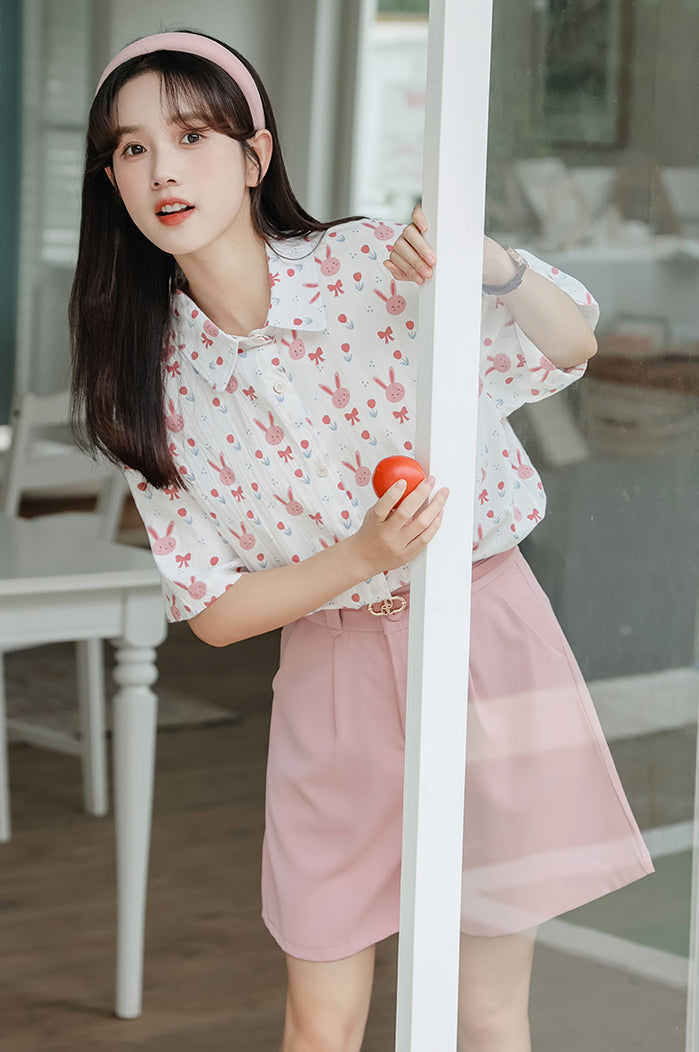 Camisa abotonada con conejito rosa