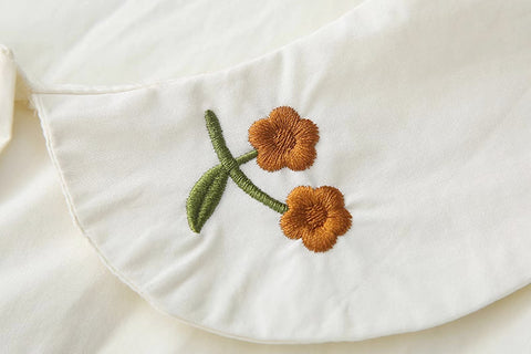Blusa bordada con gerberas naranjas
