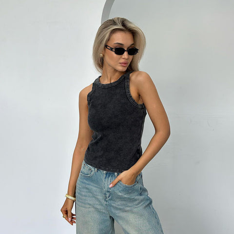 Chaleco deportivo ajustado con cuello redondo y efecto desgastado