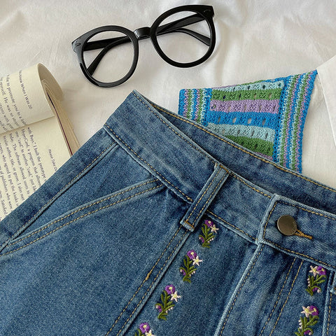 Retro-Jeans mit Blumenmuster und Taschen in Amethyst