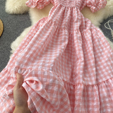Vestido de cuadros vichy con mangas abullonadas y capas