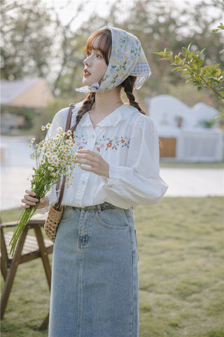 Bluse mit fallenden Blumenstickereien