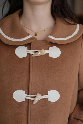 Abrigo tipo trenca con cuello Peter Pan y botones