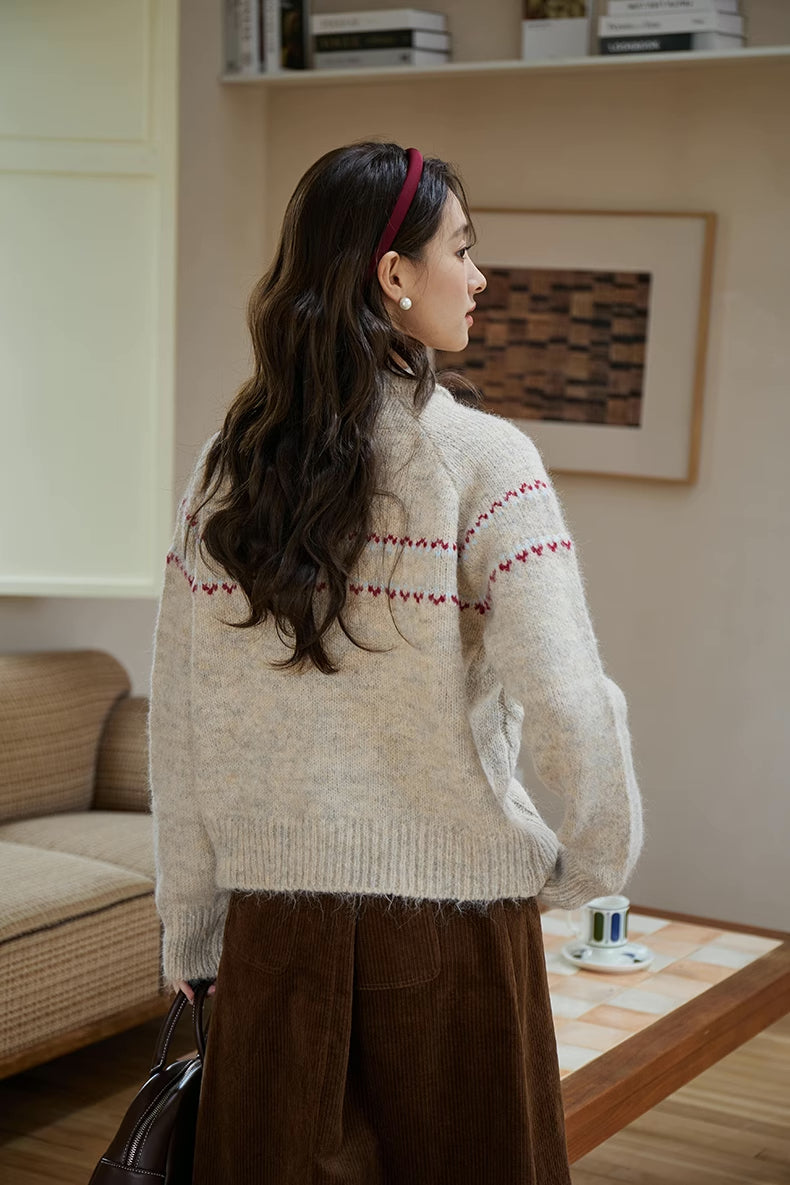 Strickjacke mit Rundhalsausschnitt und Blumenstickerei