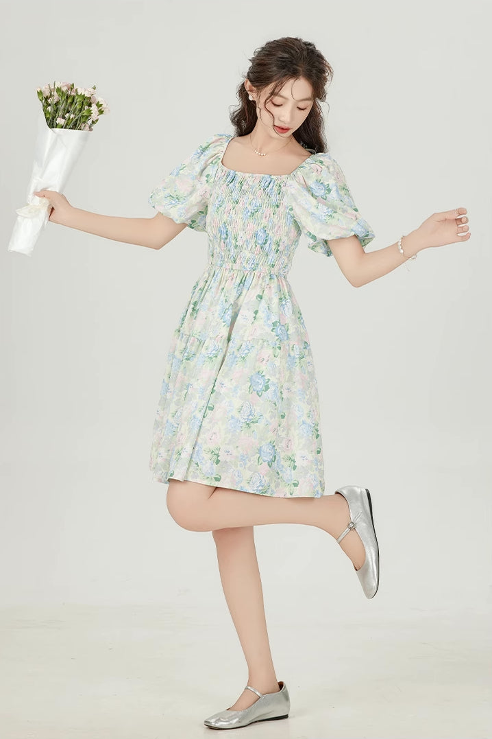 Vestido mini con mangas abullonadas y diseño de jardín de rosas pastel