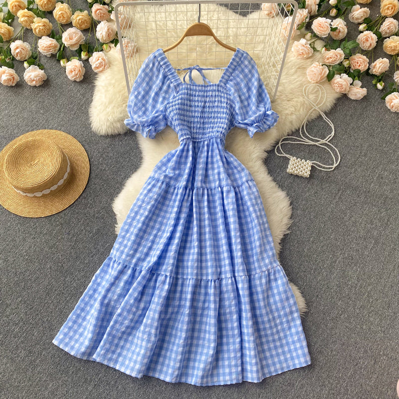 Vestido de cuadros vichy con mangas abullonadas y capas