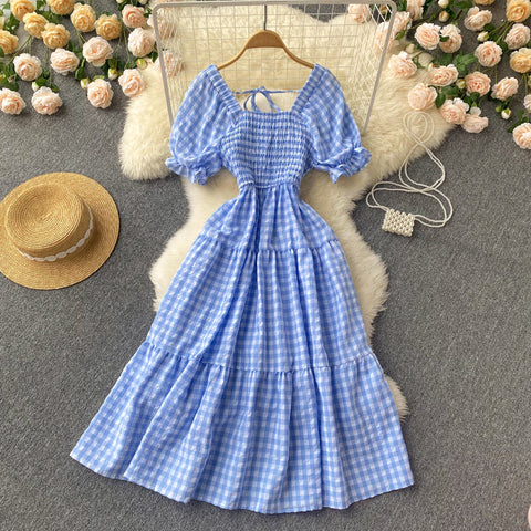 Vestido de cuadros vichy con mangas abullonadas y capas