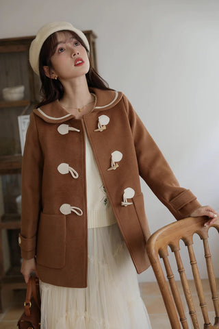 Abrigo tipo trenca con cuello Peter Pan y botones