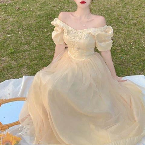 Belle – Maxikleid aus Satin mit Puffärmeln