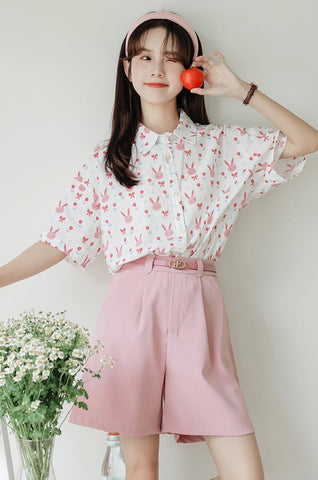 Camisa abotonada con conejito rosa