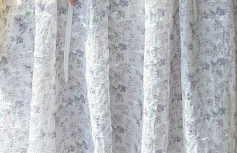Vestido camisola con cordones y flores de mayo