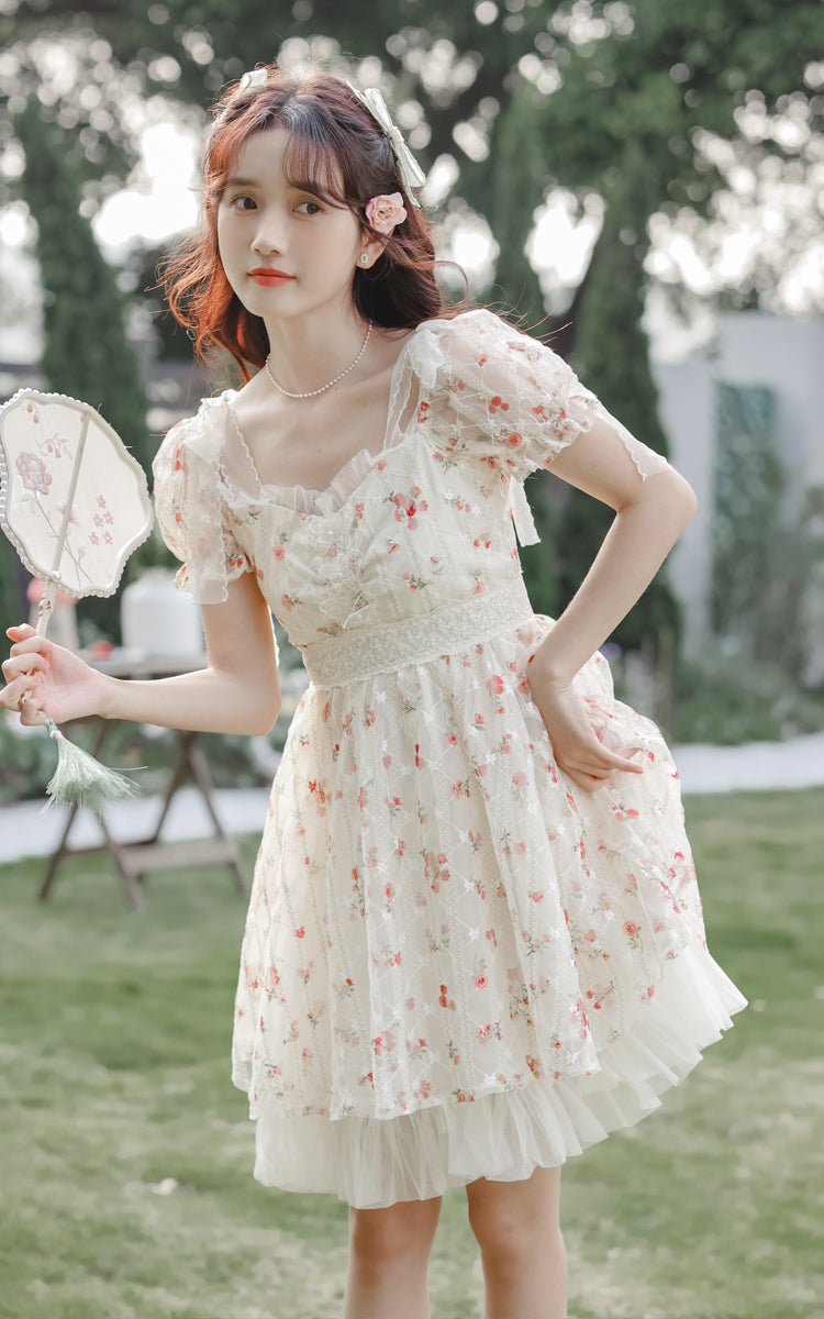 Vestido mini con enagua de rosas delicadas