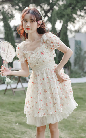 Vestido mini con enagua de rosas delicadas