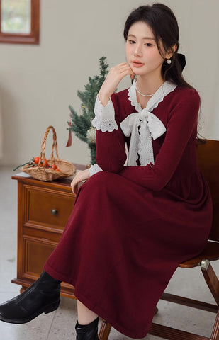 Midi-Pulloverkleid mit Spitzenbesatz