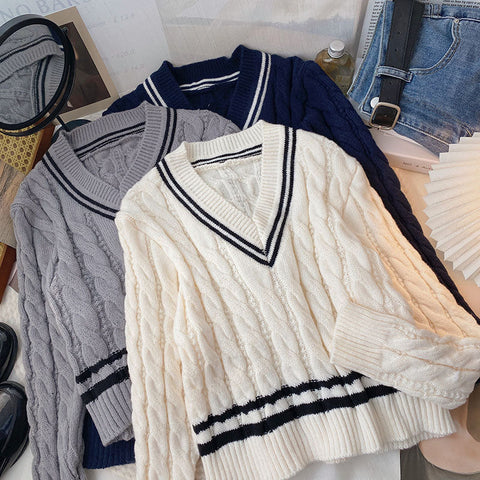Varsity-Pullover mit Zopfmuster und V-Ausschnitt