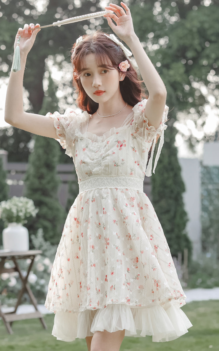 Vestido mini con enagua de rosas delicadas