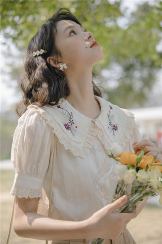 Blusa bordada con flores silvestres