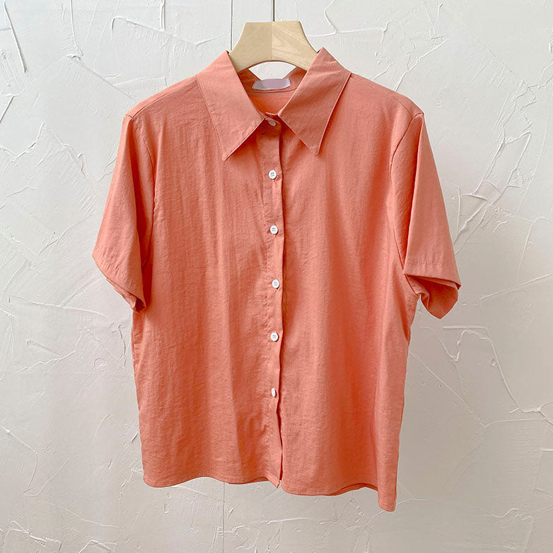 Camisa con botones de caramelo